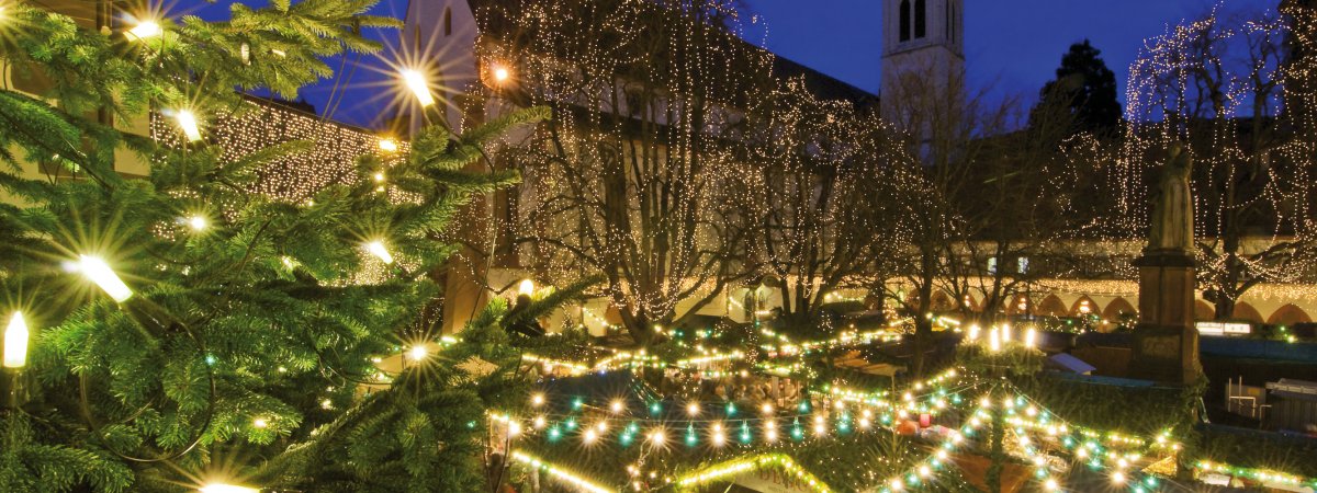Weihnachtsmarkt in Freiburg © danielschoenen-fotolia.com