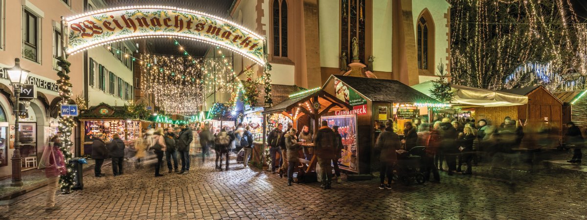 Freiburger Weihnachtsmarkt am Rathausplatz &copy; FWTM-Spiegelhalter