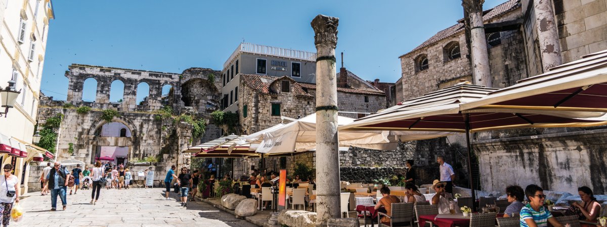 Straßencafé in der Altstadt von Split &copy; pixabay.com/Mariamichelle