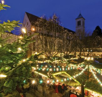 Weihnachtsmarkt in Freiburg © danielschoenen-fotolia.com