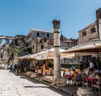 Straßencafé in der Altstadt von Split © pixabay.com/Mariamichelle